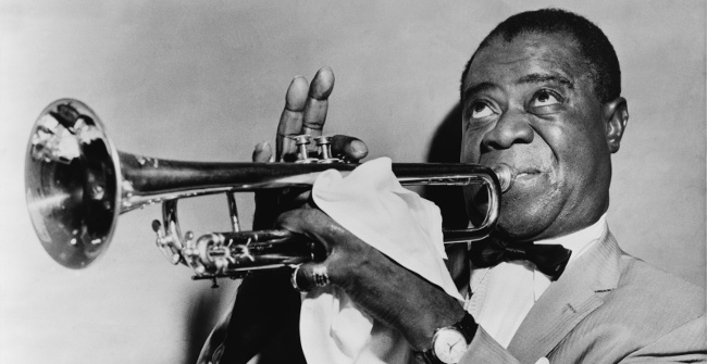 Louis Armstrong med sin trompet, 1953.