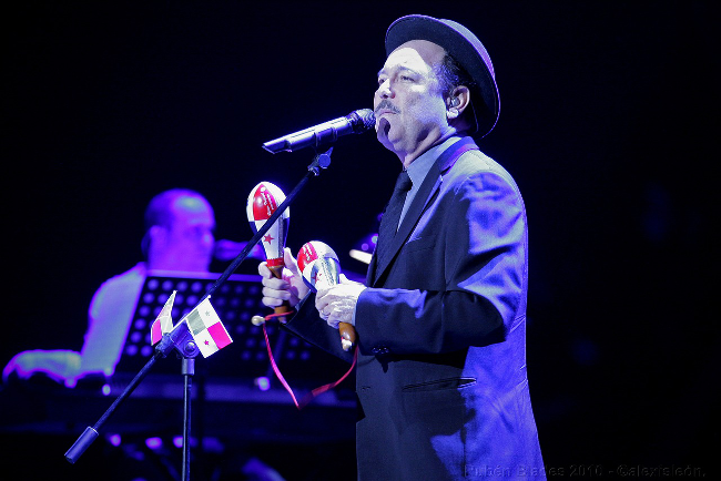 Rubén Blades med maracas i hænderne, 2010.