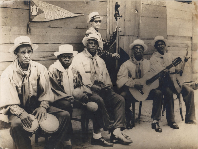 Sexteto Yara, 1950'erne. Fra venstre: bongo, maracas, claves, kontrabas, tres og guitar.