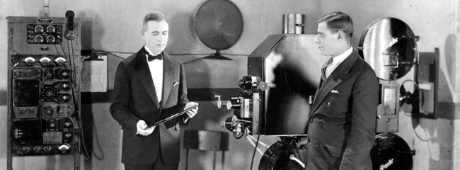 En ingeniør fra Western Electric demomonstrerer en Vitaphone filmfremviser, 1926. En tilsvarende maskine blev brugt til fremvisningen af The Jazz Singer i 1927.