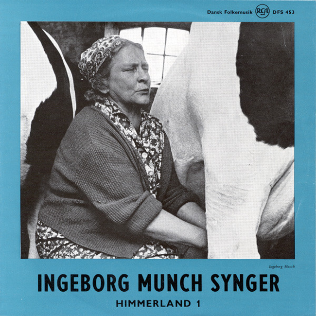 Husmandskone Ingeborg Munch synger mens hun malker en af sine køer.