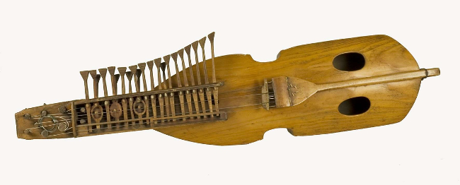 Nøgleharpe produceret i midten af 1800-tallet af typen silverbasharpe med to melodistrenge, to dronestrenge og ni resonansstrenge.