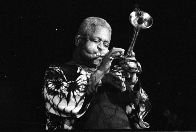 Dizzy Gillespie med sin karakteristiske bøjede trompet, 1991.
