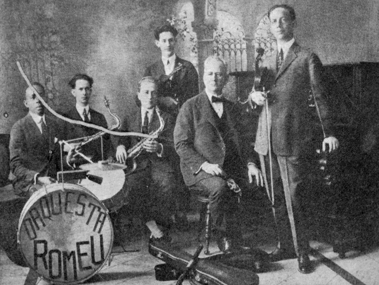 Orquesta Antonio María Romeu, 1920'erne. Orkester af typen charanga.